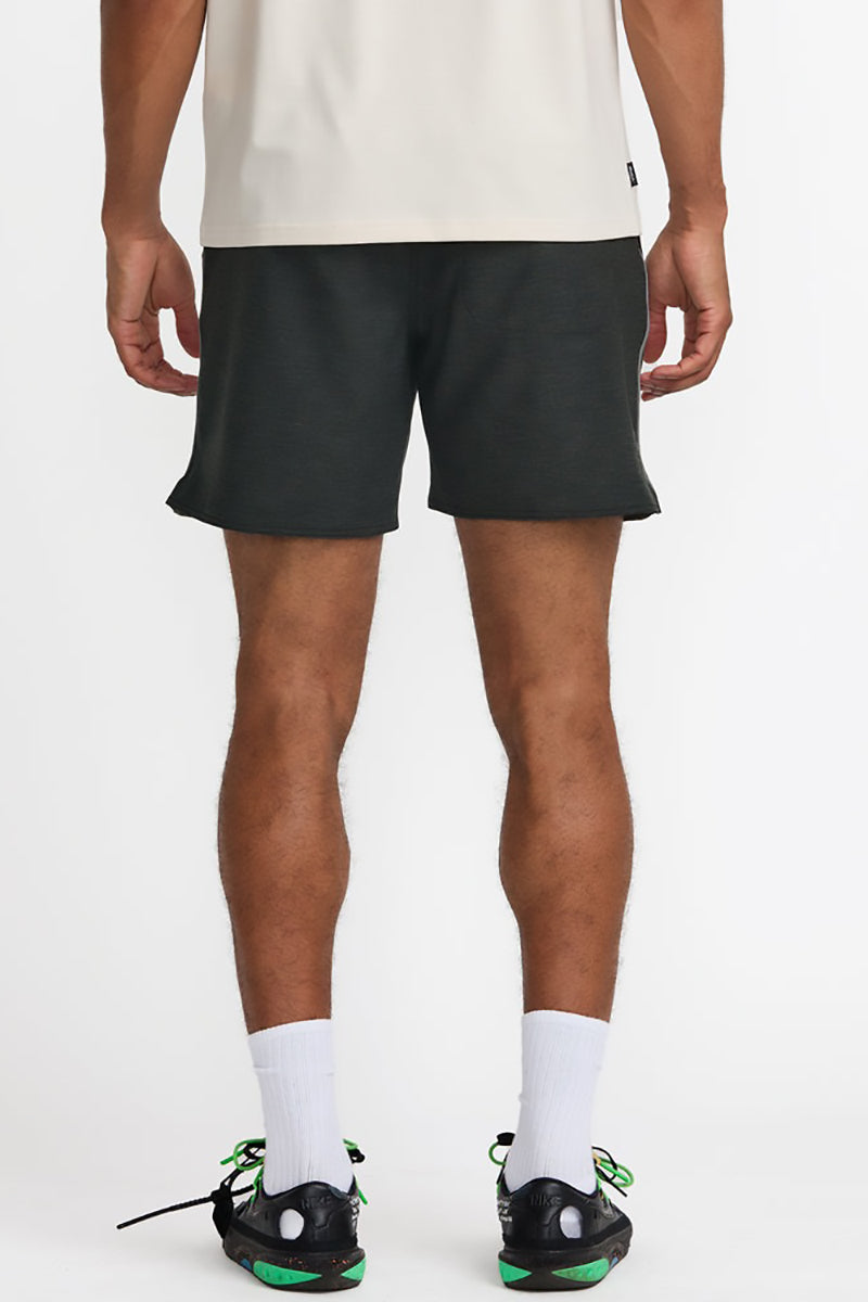 RVCA - Yogger Hybrid 17in Shorts in Black