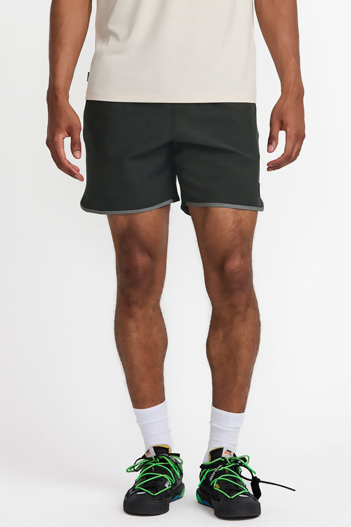 RVCA - Yogger Hybrid 17in Shorts in Black