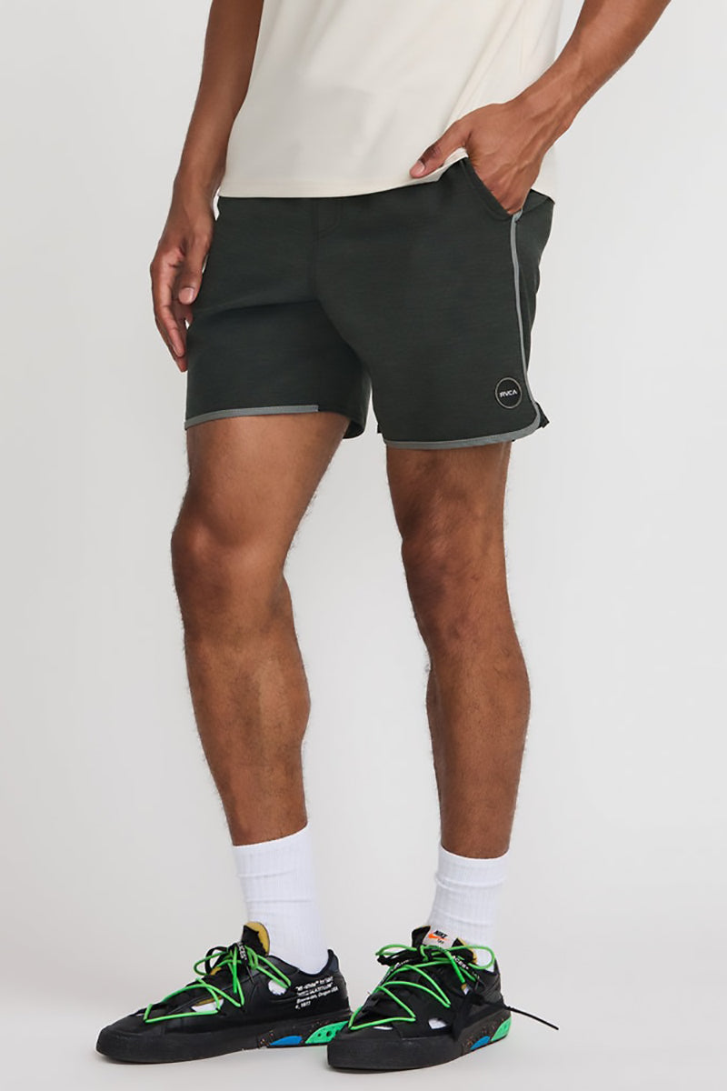 RVCA - Yogger Hybrid 17in Shorts in Black