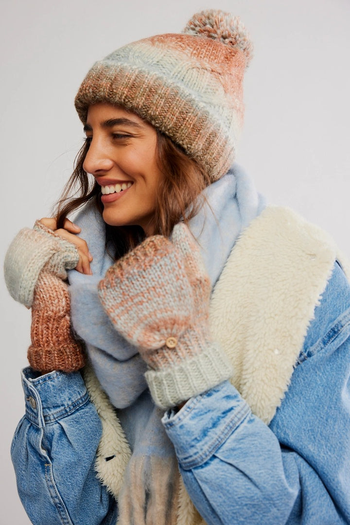 Free People - Rainbow Run Hat and Glove Set in Blue Combo