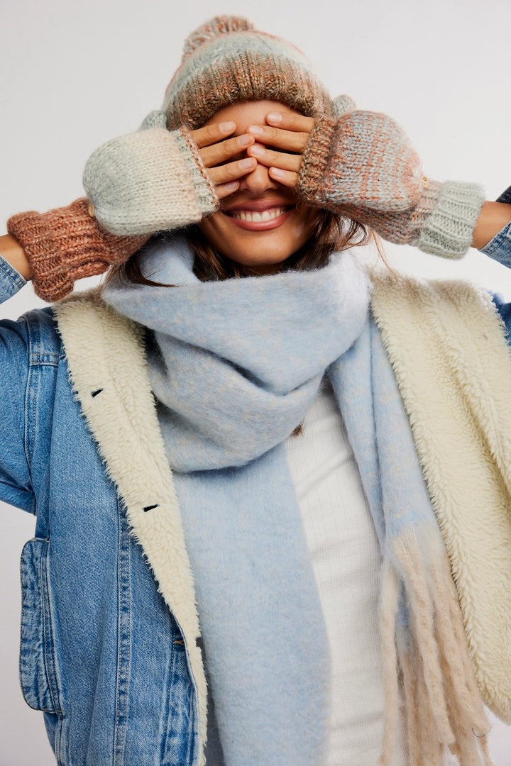 Free People - Rainbow Run Hat and Glove Set in Blue Combo