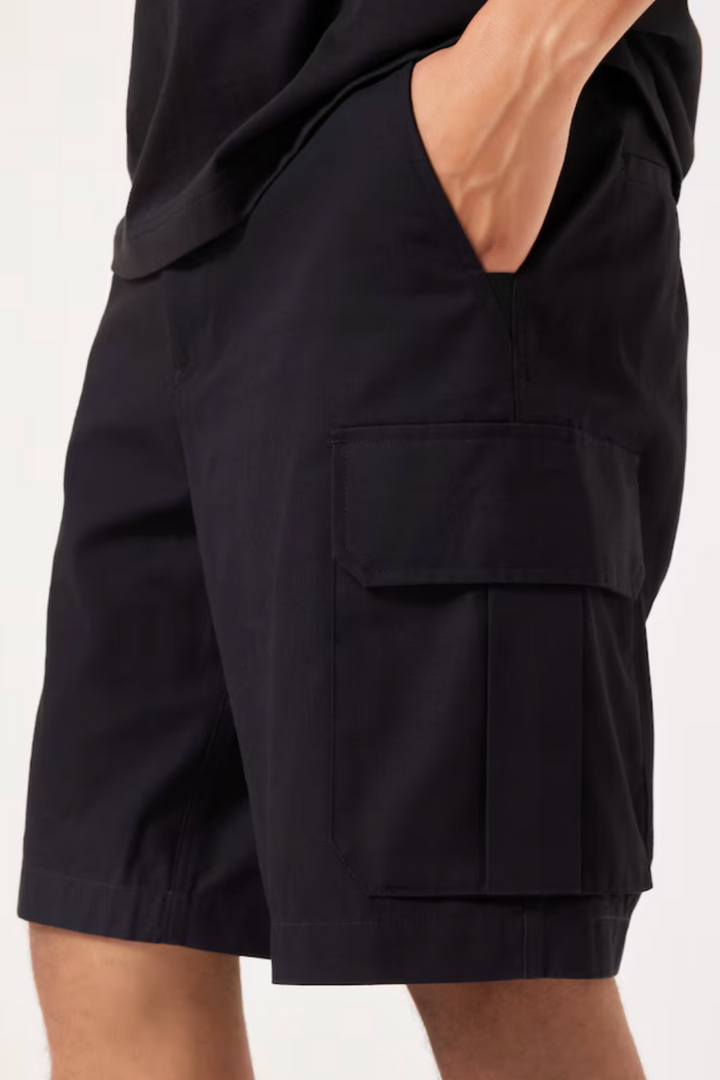 Oakley - Oakley Utility Cargo Shorts in Blackout